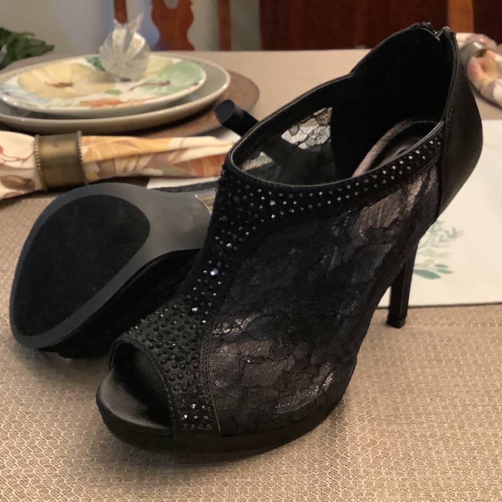 MichaelAngelo black lace peep toe pumps, size 7.5